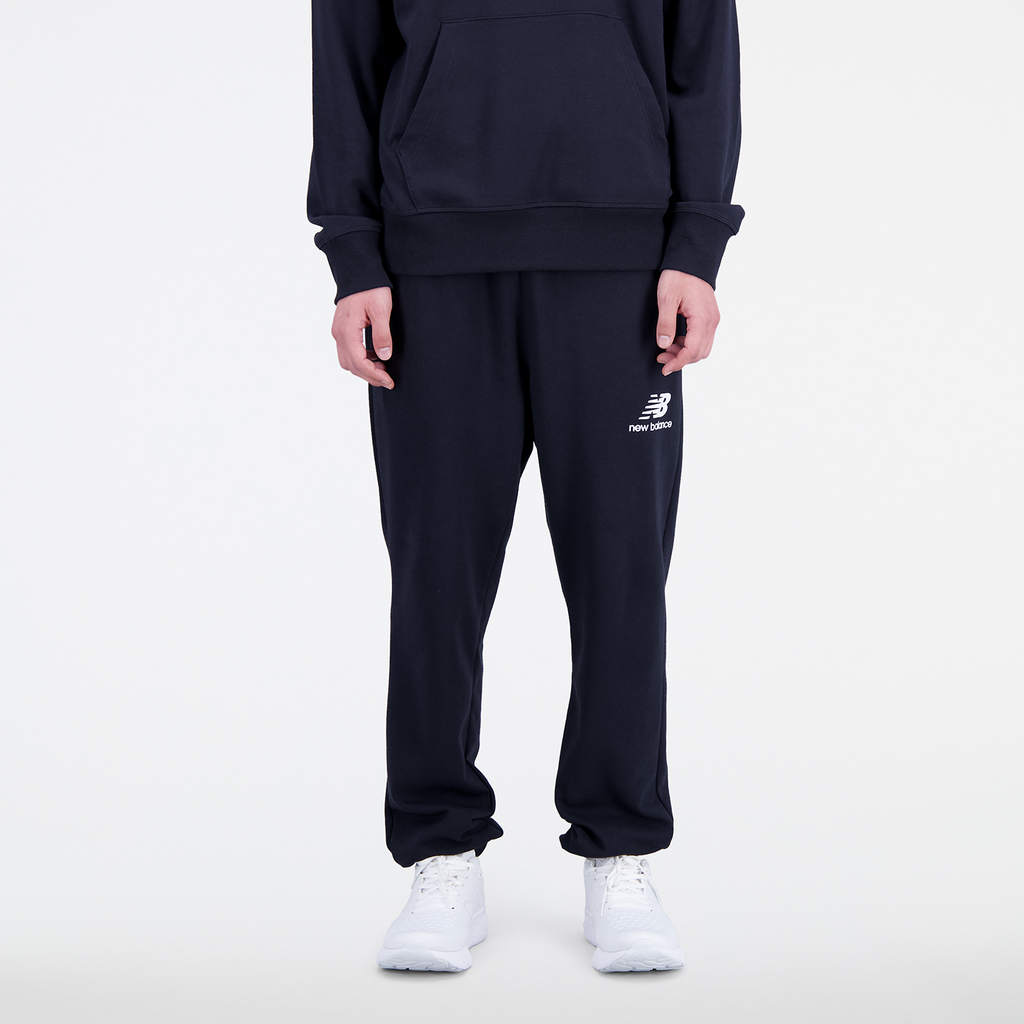 New Balance Essentials Stacked Logo Sweatpant in SCHWARZ