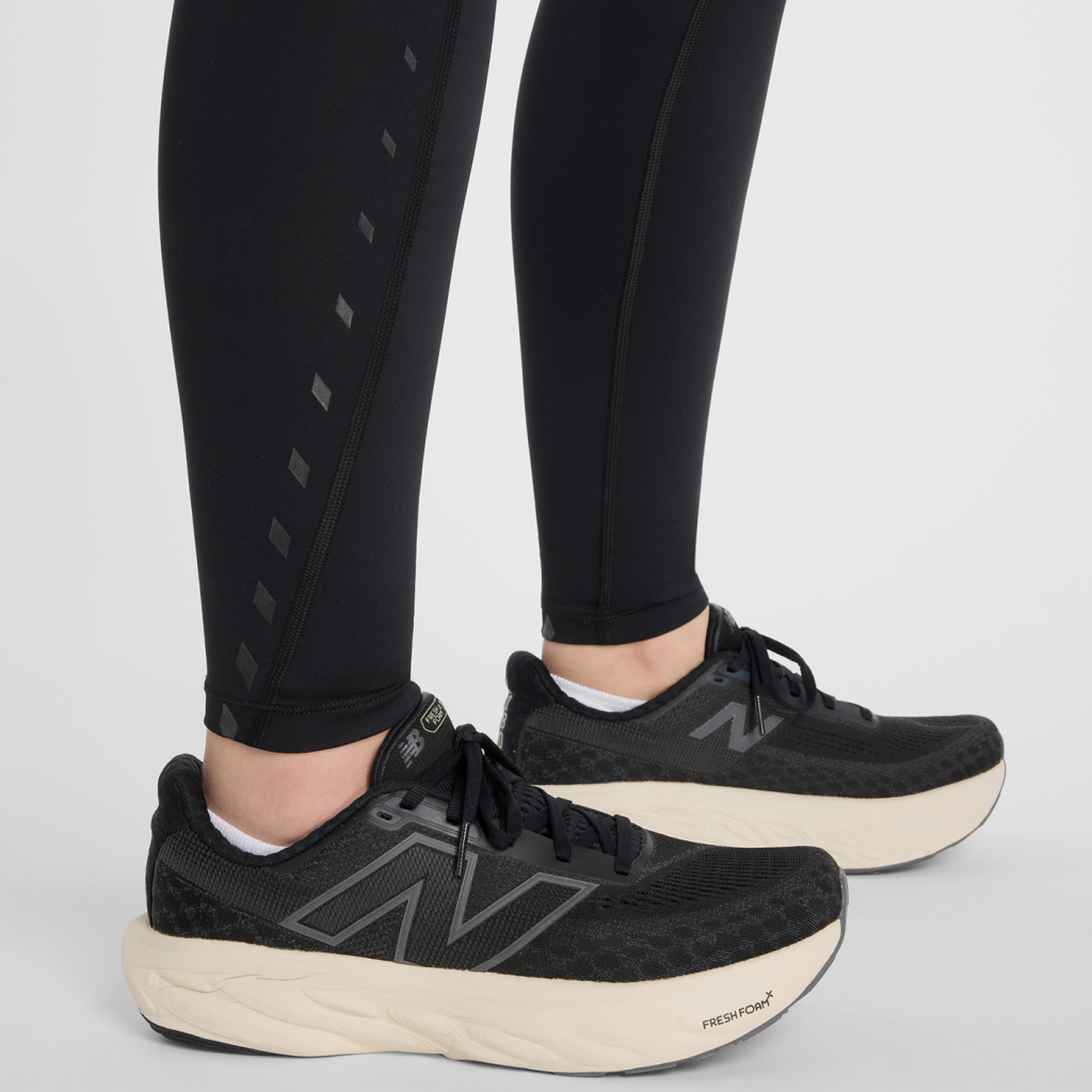 New Balance W Athletics Reflective Heat High Rise Legging 27" in SCHWARZ