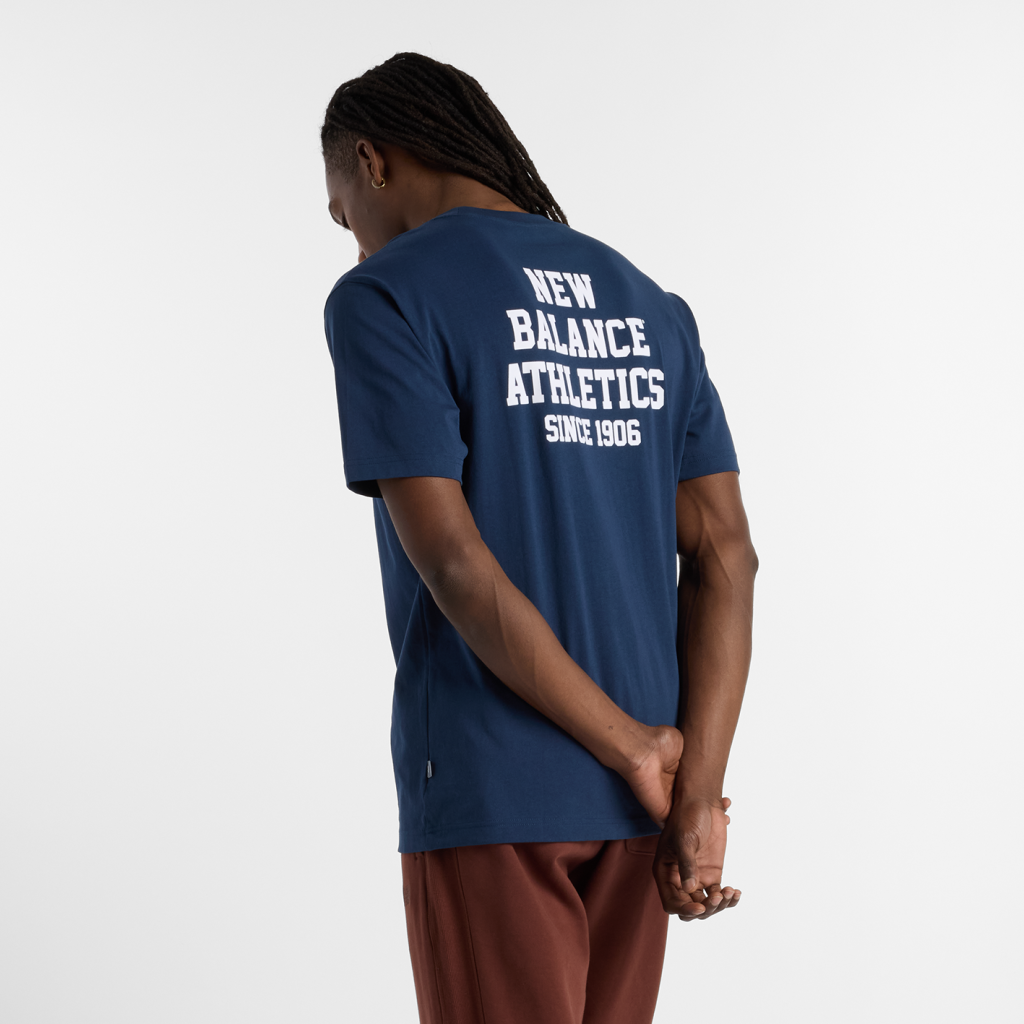 New Balance Varsity Graphic T-Shirt in BLAU