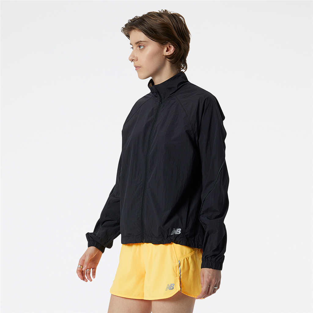 New Balance W Impact Run Light Pack Jacket in SCHWARZ