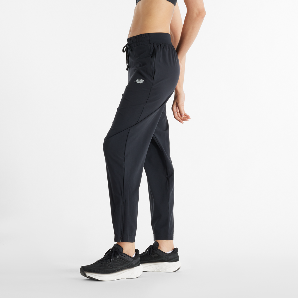 New Balance W Sport Essentials Performance Woven Pant in SCHWARZ