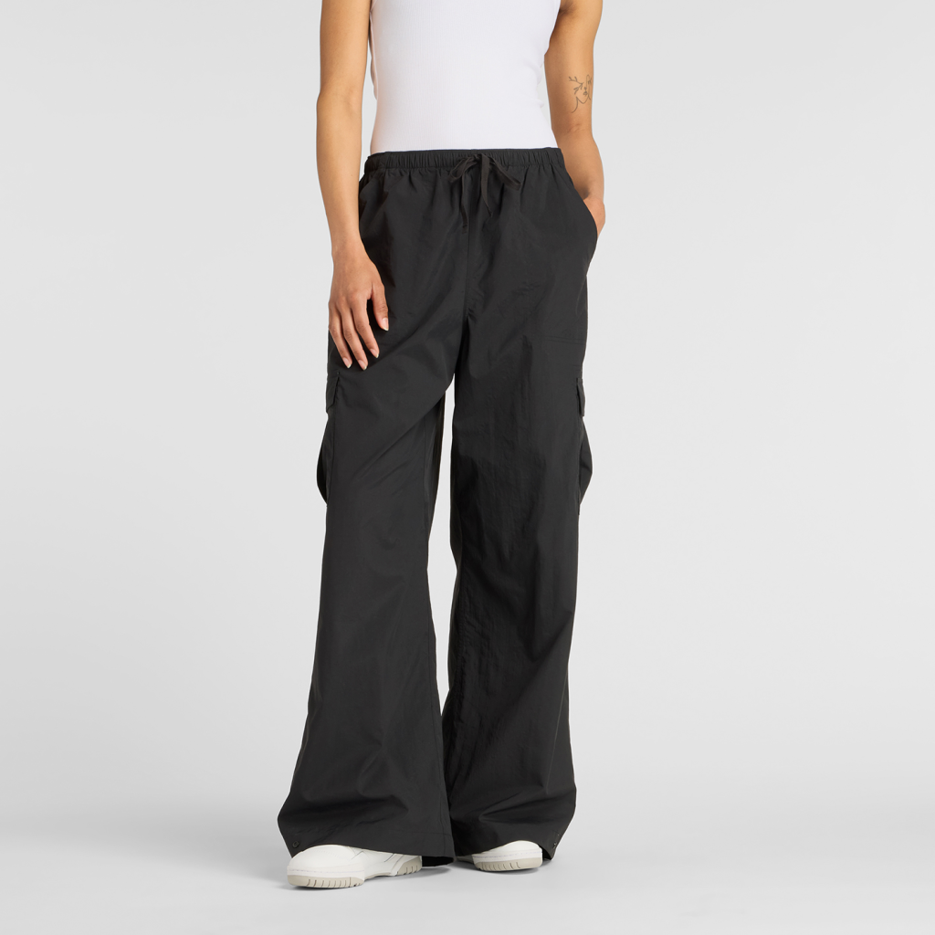 New Balance W Woven Cargo Pant in SCHWARZ
