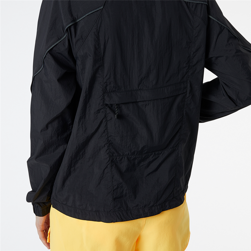 New Balance W Impact Run Light Pack Jacket in SCHWARZ