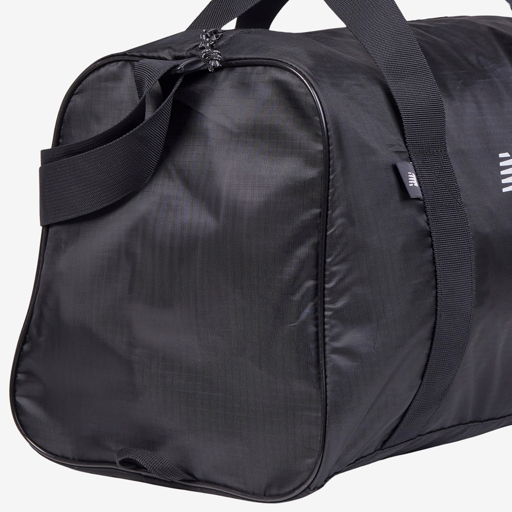 New Balance Essentials Small Duffel in SCHWARZ