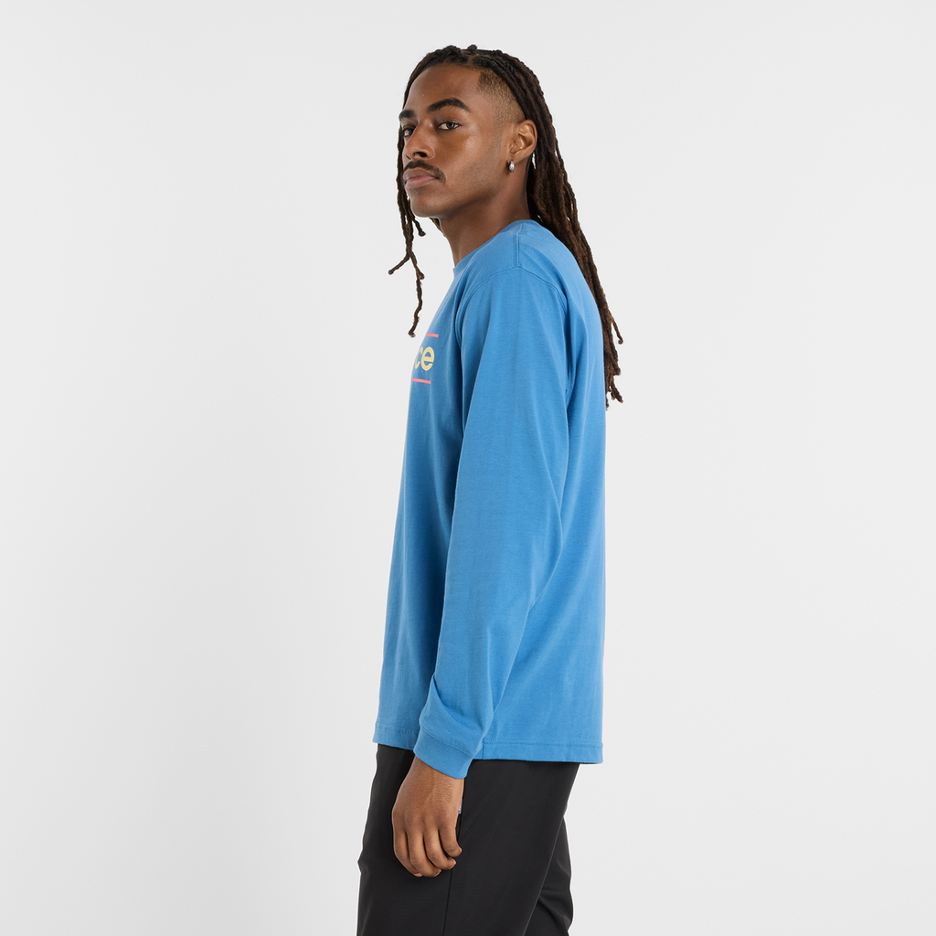 New Balance Relaxed Linear Athletics Long Sleeve in BLAU