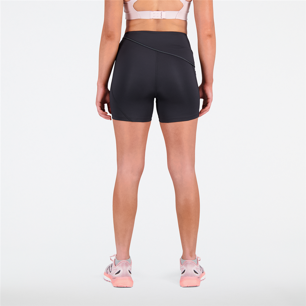 New Balance W Q Speed Shape Shield 4 In Fit Short in SCHWARZ