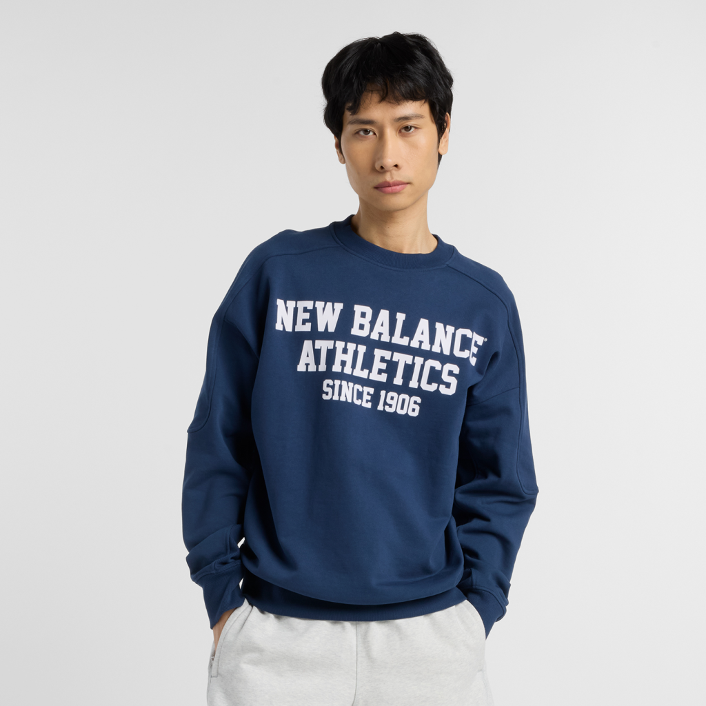 New Balance Varsity French Terry Graphic Crew in BLAU