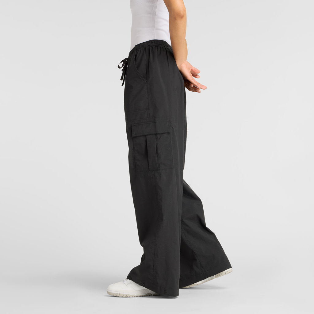 New Balance W Woven Cargo Pant in SCHWARZ