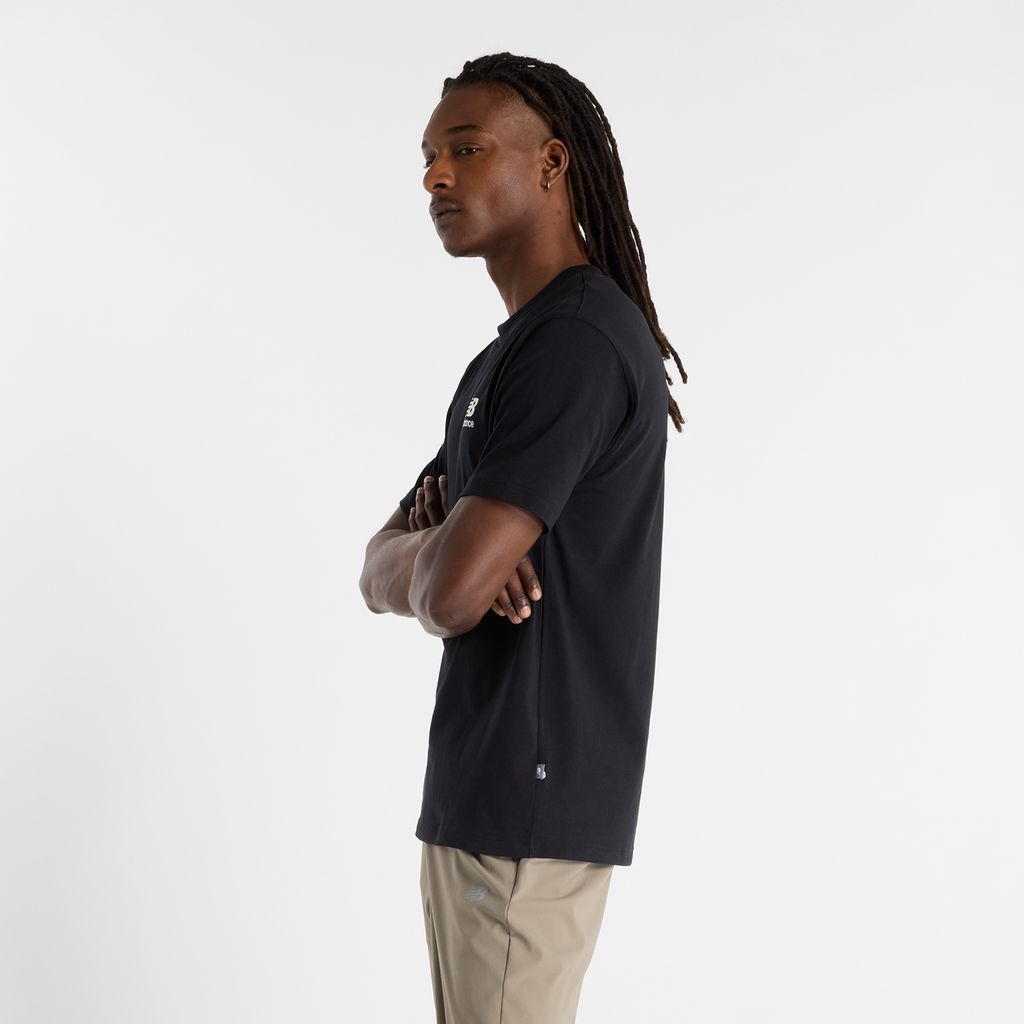 New Balance Athletics Multi Color Logo T-Shirt in SCHWARZ