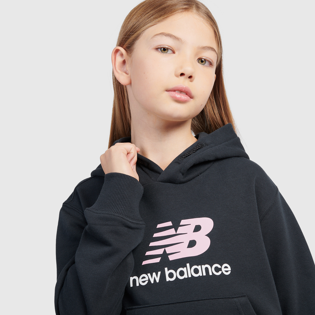New Balance G NEW BALANCE FT STACKED LOGO HOODIE in SCHWARZ