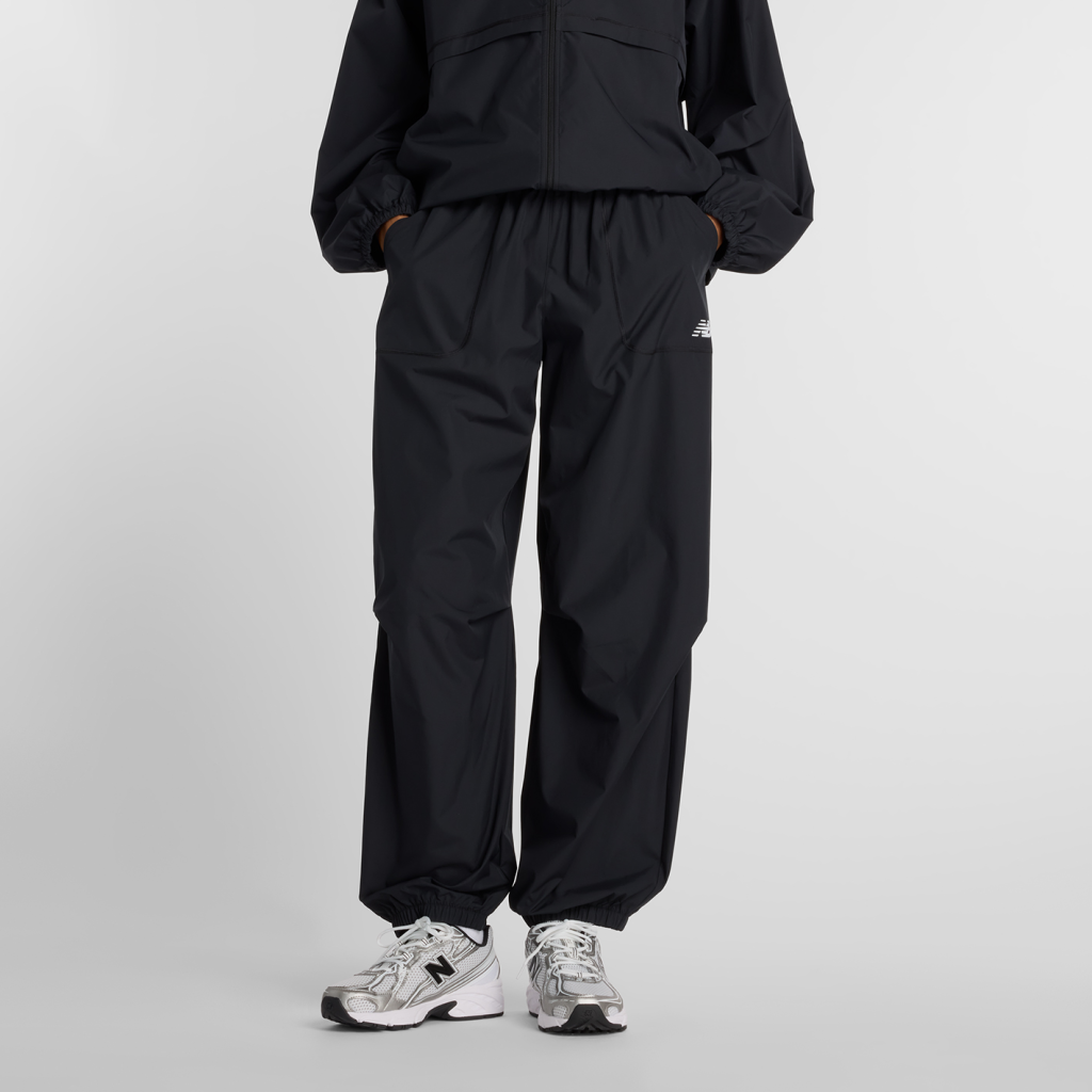New Balance W Trackside Woven Pant in SCHWARZ