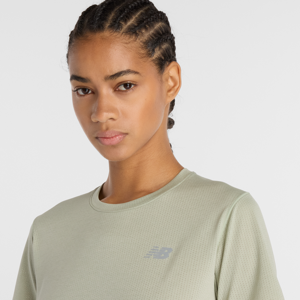 New Balance W NB Athletics Short Sleeve in GRÜN
