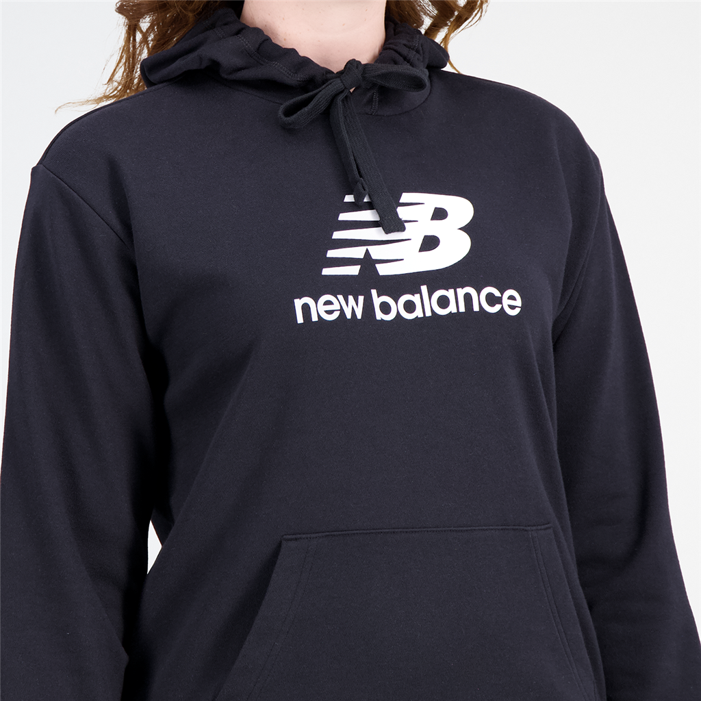 New Balance W Essentials Stacked Logo Hoodie in SCHWARZ