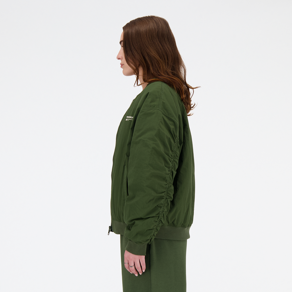 New Balance W Linear Heritage Woven Bomber Jacket in GRÜN