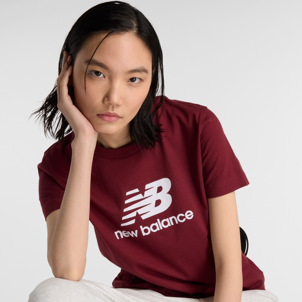 New Balance W Sport Essentials Jersey Logo T-Shirt in ROT