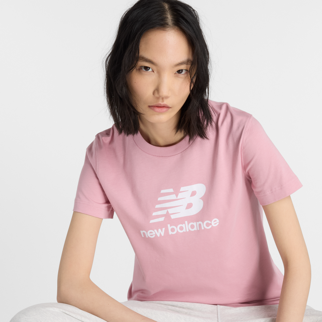 New Balance W Sport Essentials Jersey Logo T-Shirt in ROT