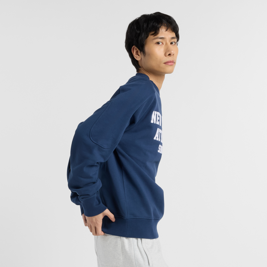 New Balance Varsity French Terry Graphic Crew in BLAU