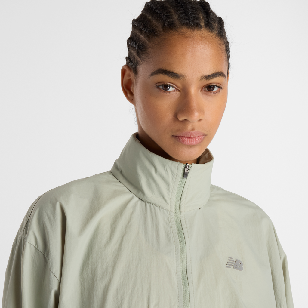 New Balance W NB Athletics Woven Jacket in GRÜN