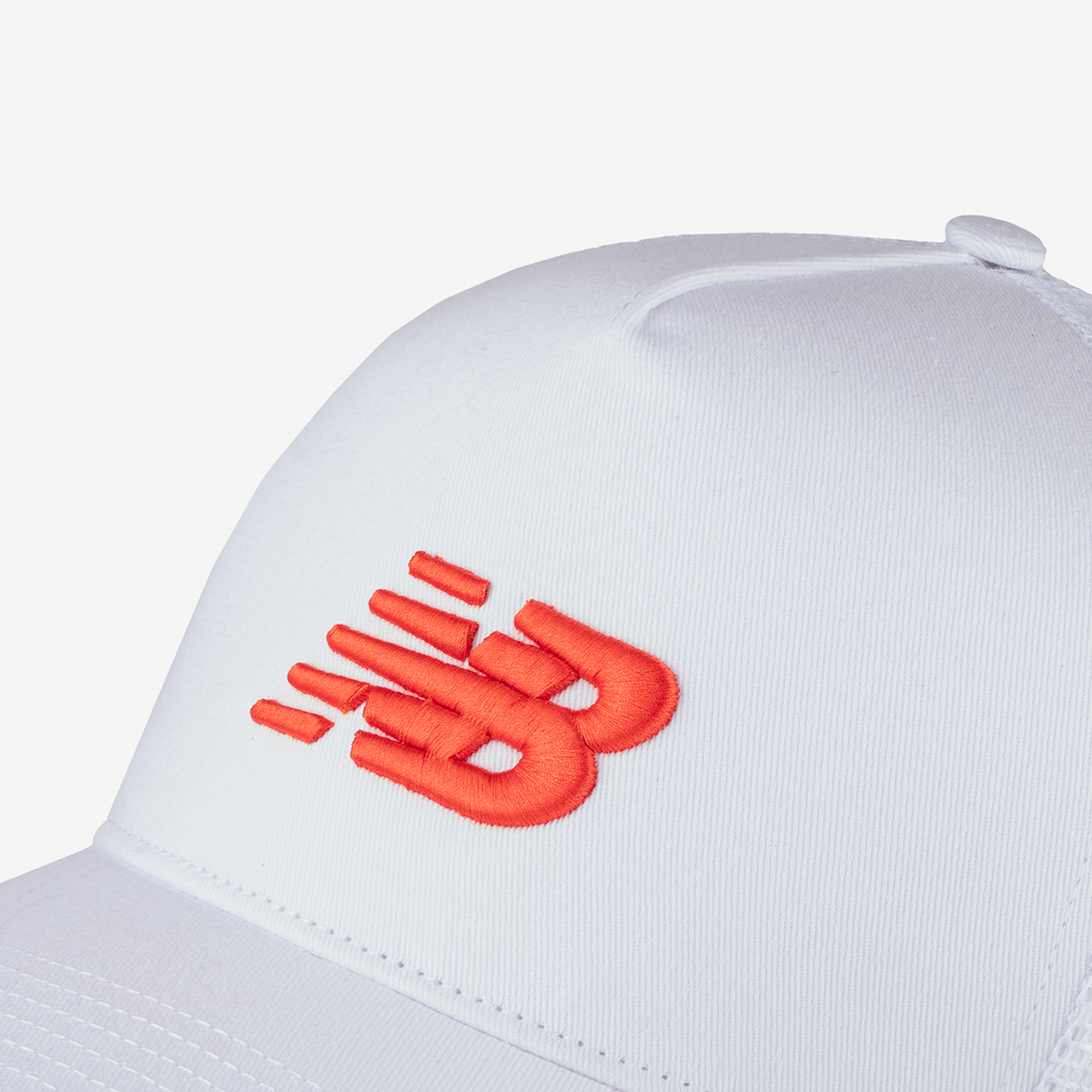 New Balance Sport Essentials Trucker Hat in WEISS