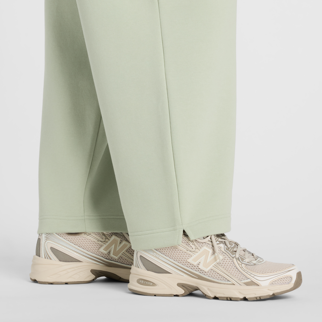New Balance W Linear Heritage Fleece Barrel Leg Pant in GRÜN
