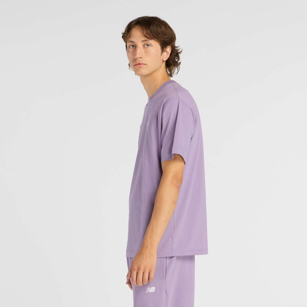 New Balance Sport Essentials Small Logo T-Shirt in VIOLETT