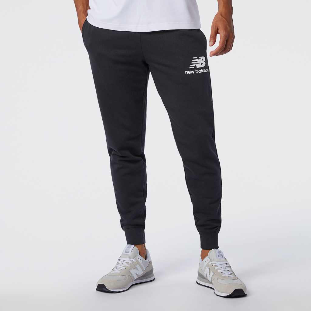 New Balance Essentials Stacked Logo Sweatpant in SCHWARZ