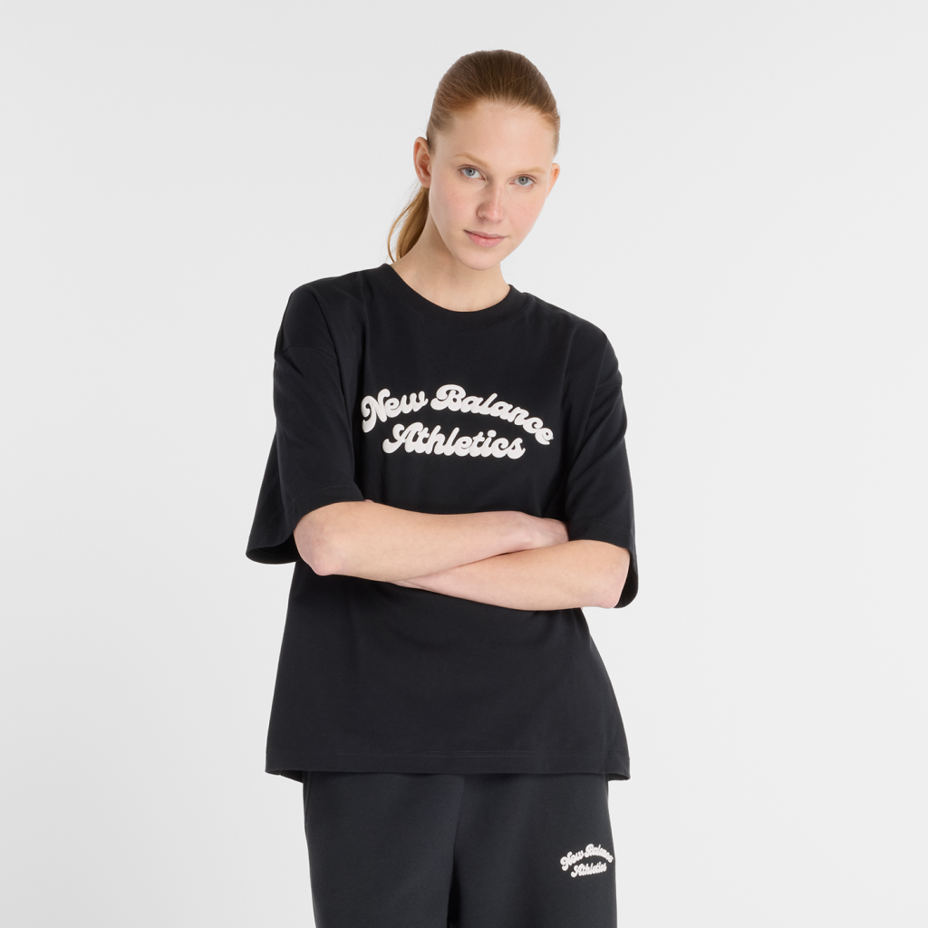 New Balance W Linear Heritage Oversized T-Shirt in SCHWARZ