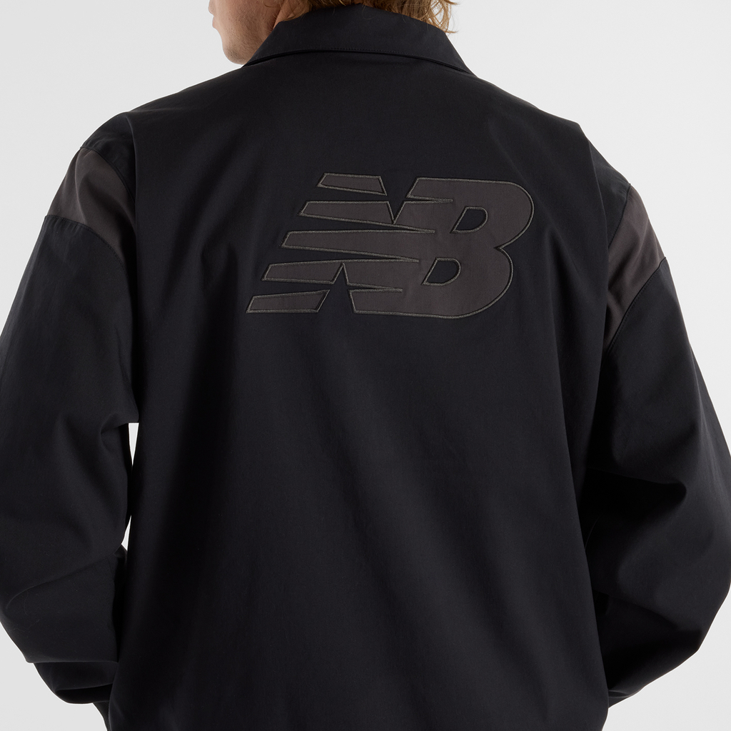New Balance Athletics Varsity Jacket in SCHWARZ