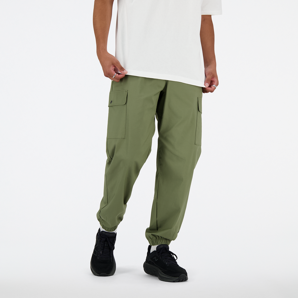 New Balance Twill Cargo Jogger in GRÜN
