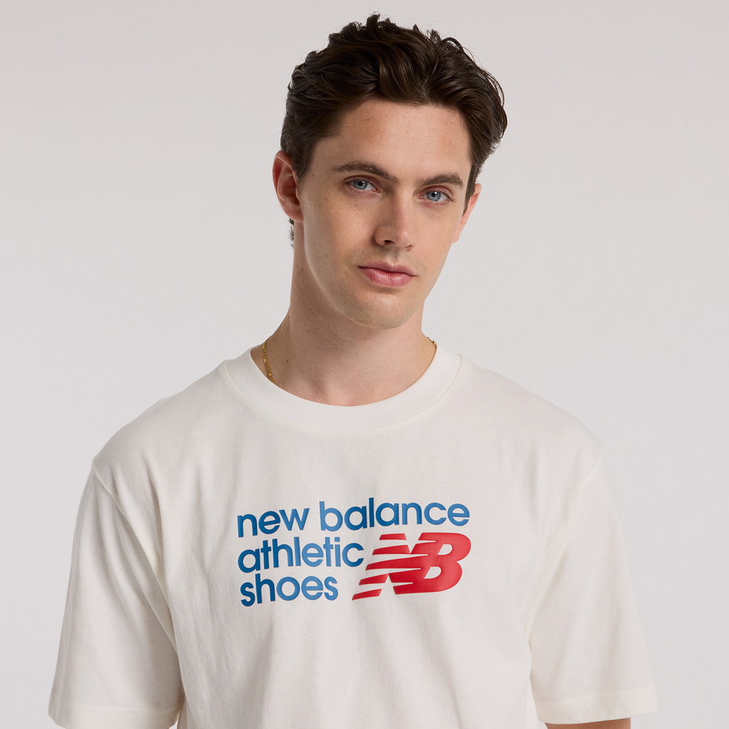 New Balance Athletics Premium Chest Logo T-Shirt in WEISS