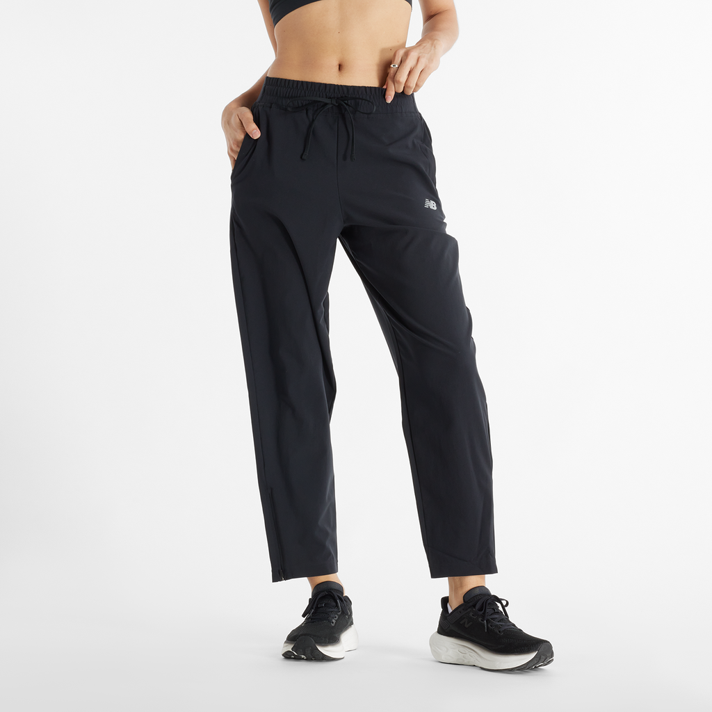 New Balance W Sport Essentials Performance Woven Pant in SCHWARZ