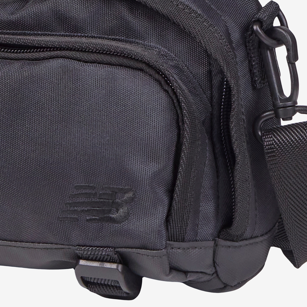 New Balance Athletics Sling Bag in SCHWARZ