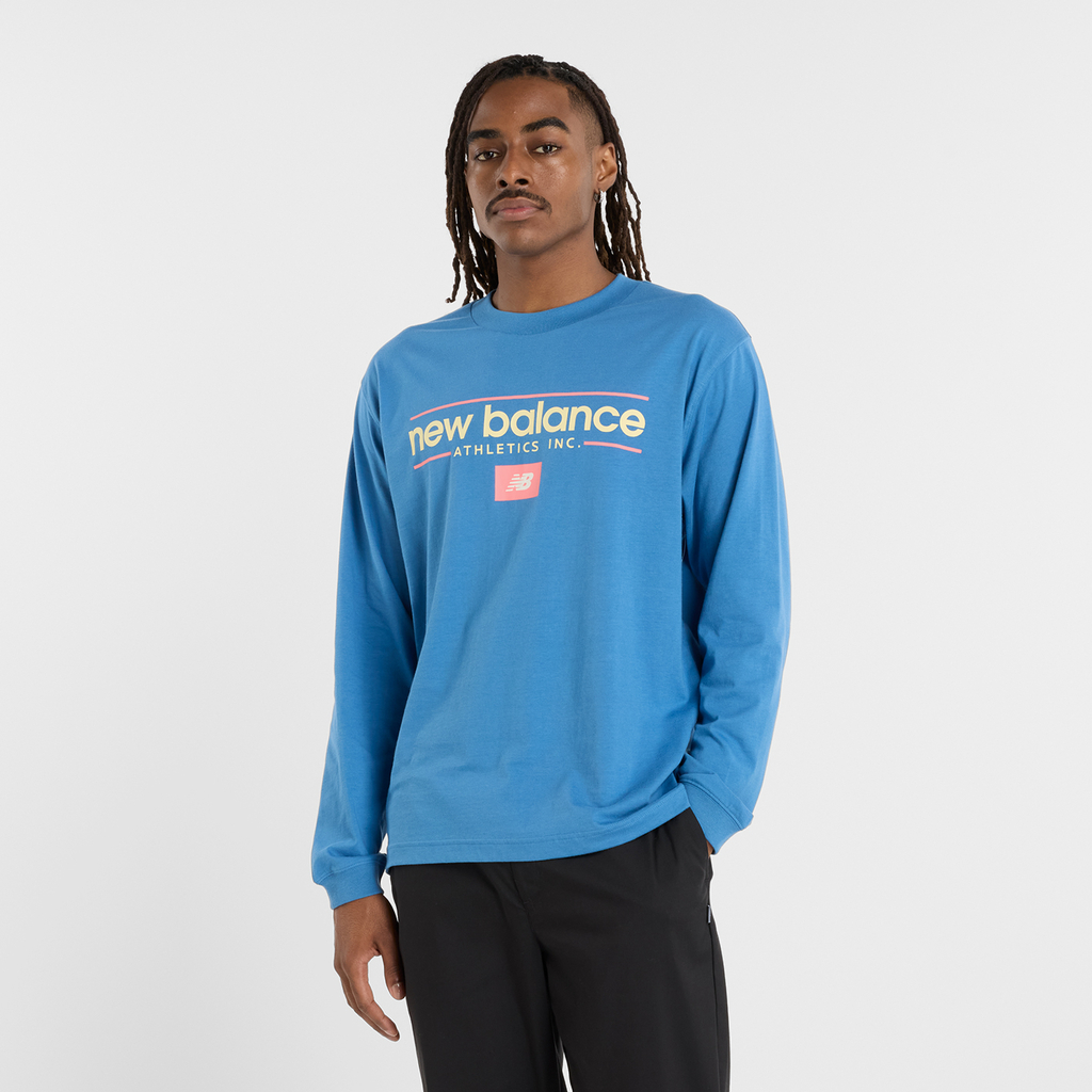 New Balance Relaxed Linear Athletics Long Sleeve in BLAU