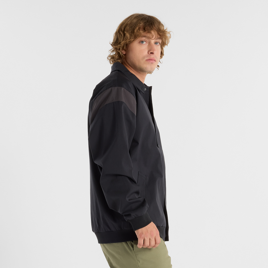 New Balance Athletics Varsity Jacket in SCHWARZ
