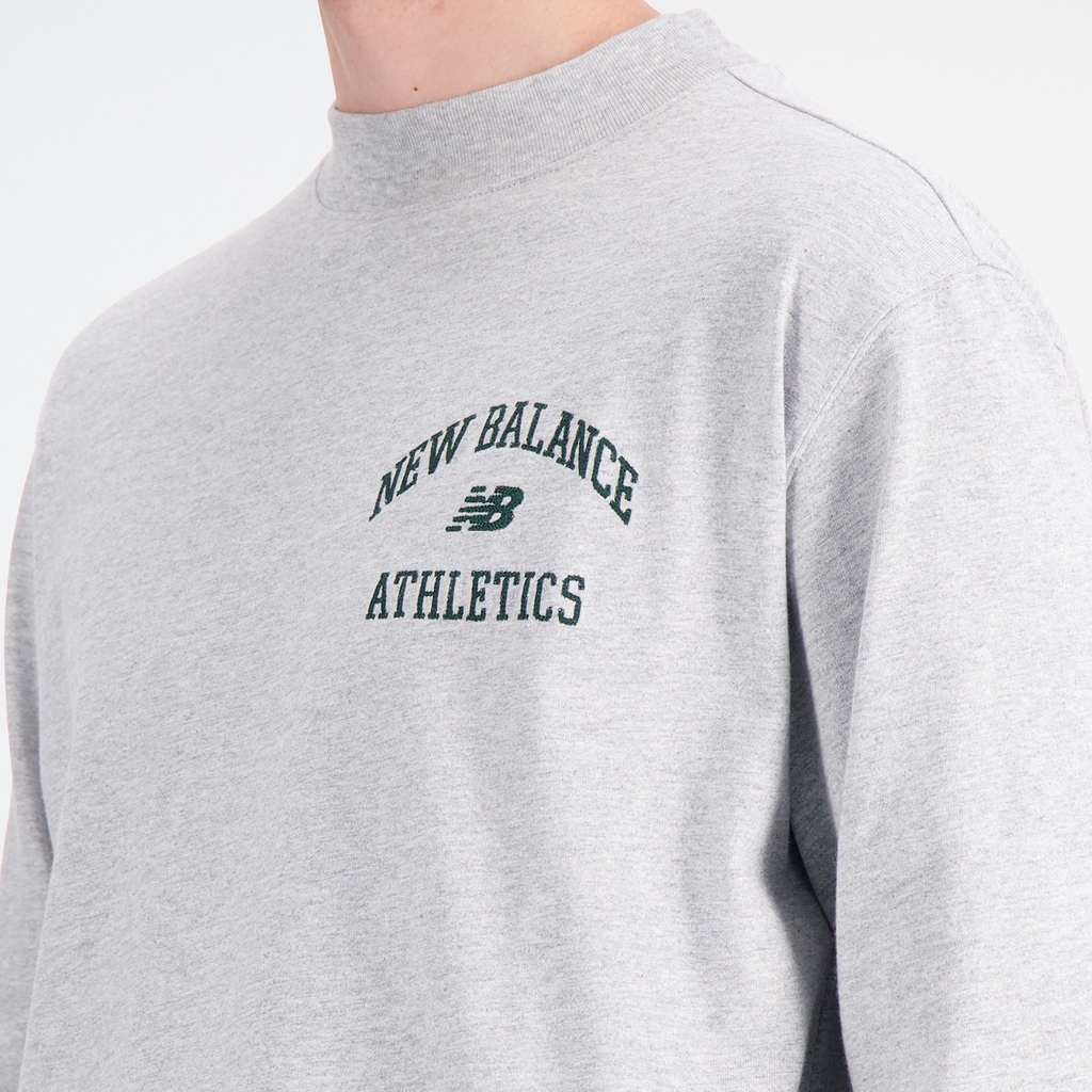 New Balance Athletics Varsity Graphic Mock Longsleeve in GRAU