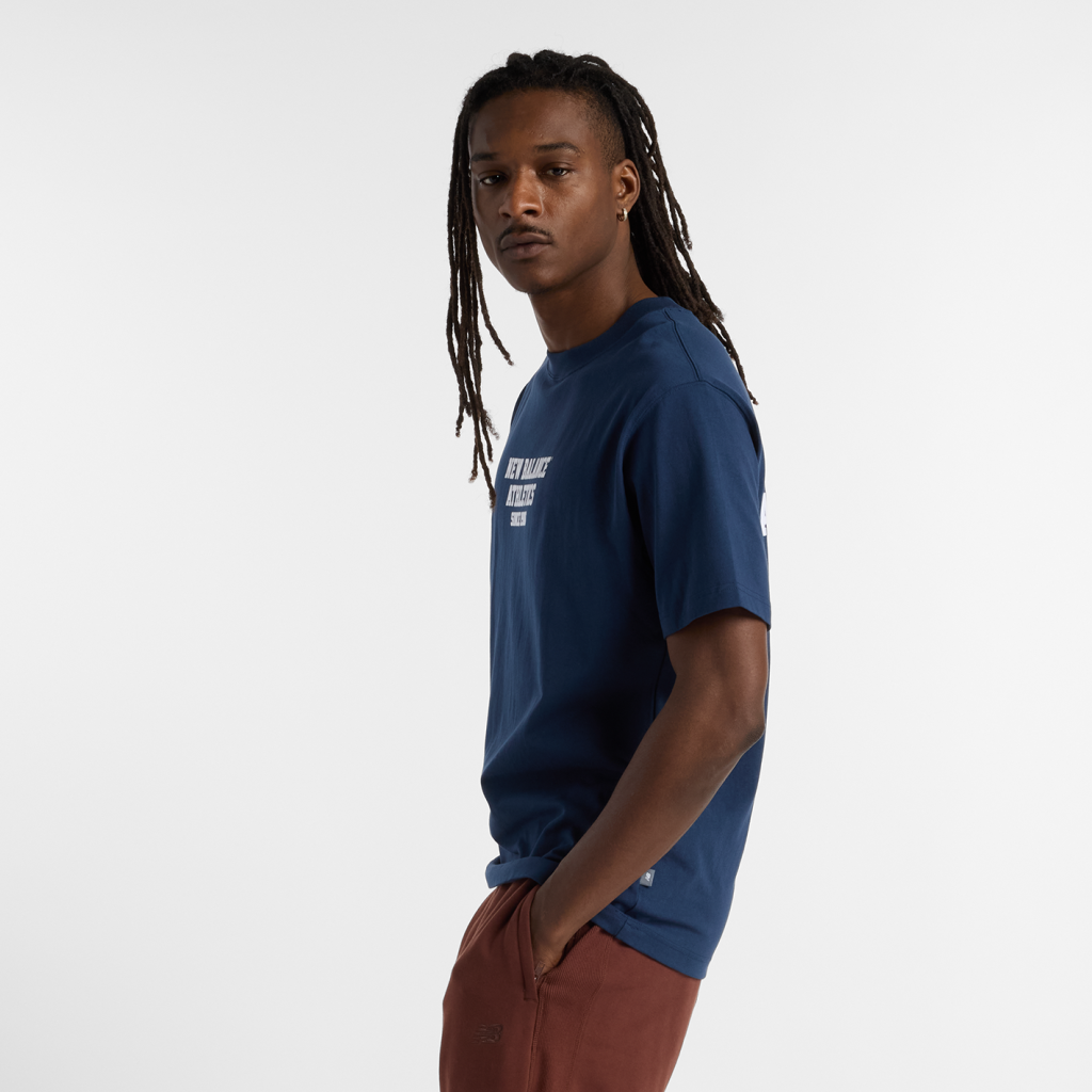New Balance Varsity Graphic T-Shirt in BLAU