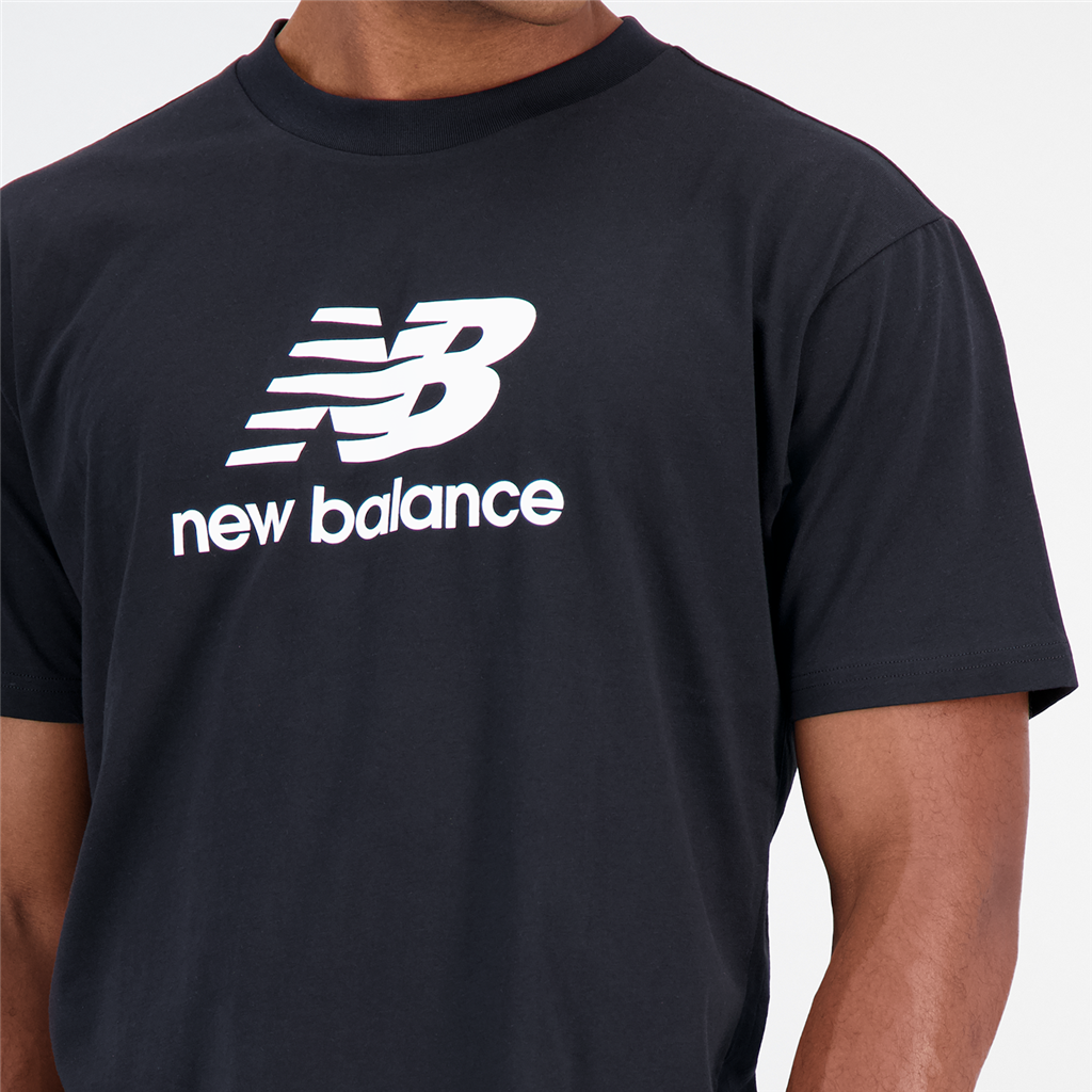New Balance Essentials Stacked Logo T-Shirt in SCHWARZ