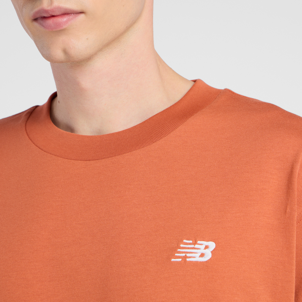 New Balance Sport Essentials Small Logo T-Shirt in ROT