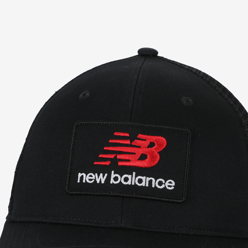 New Balance Stacked Patch Logo Trucker in SCHWARZ