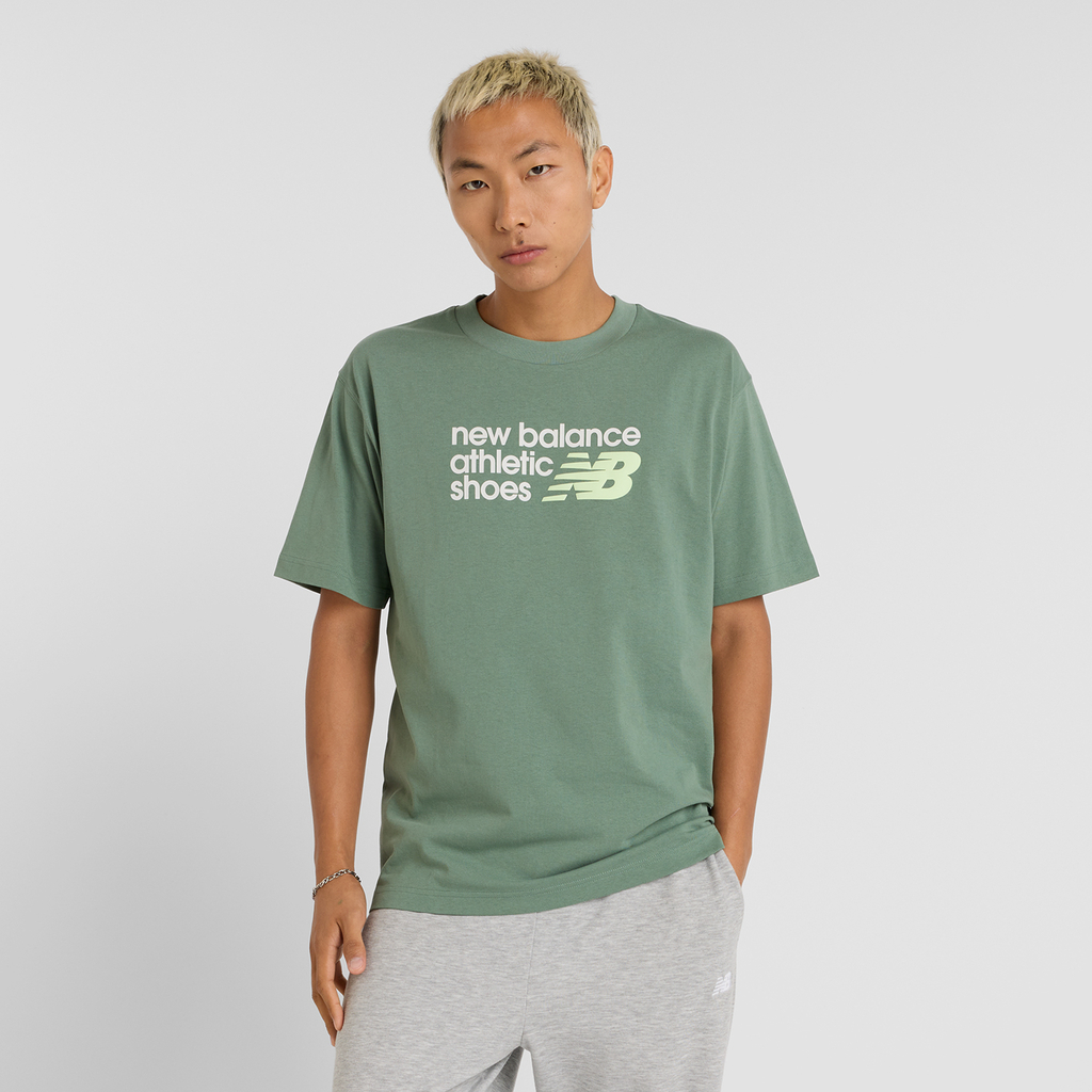 New Balance Athletics Premium Chest Logo T-Shirt in GRÜN