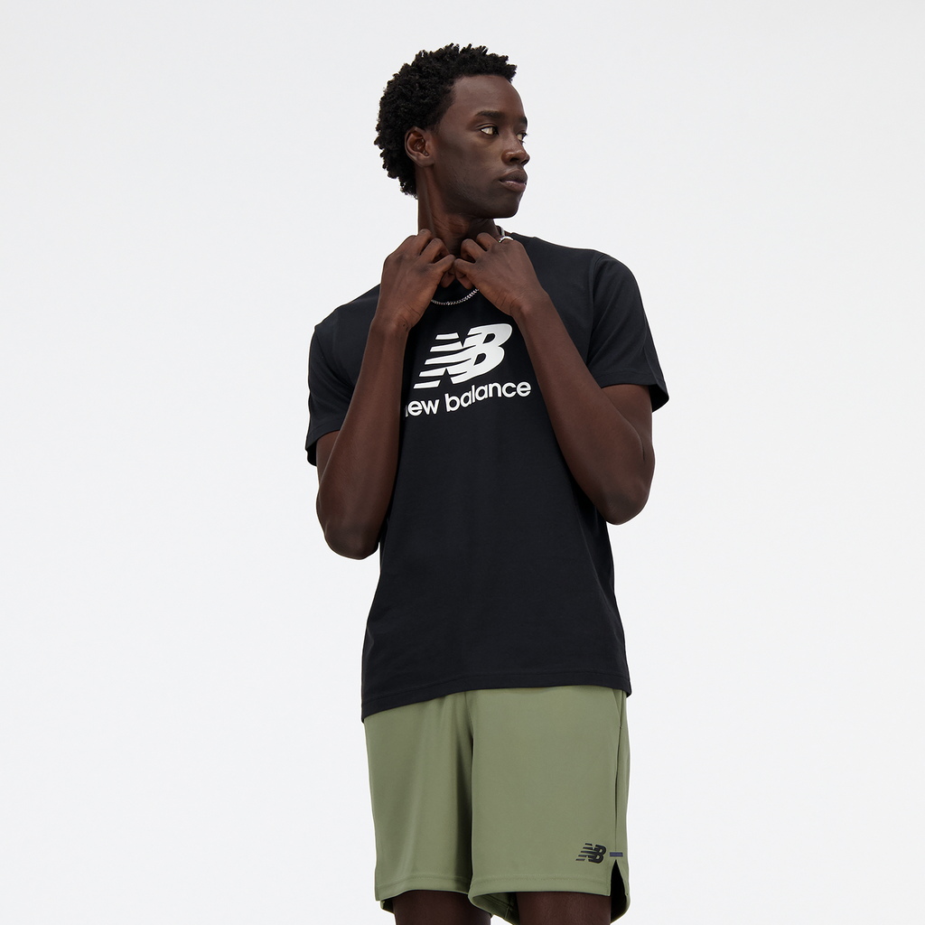 New Balance Sport Essentials Stacked Logo T-Shirt in SCHWARZ