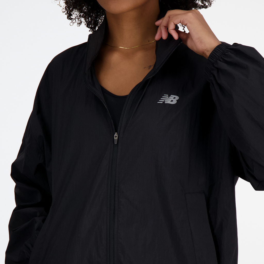 New Balance W NB Athletics Woven Jacket in SCHWARZ