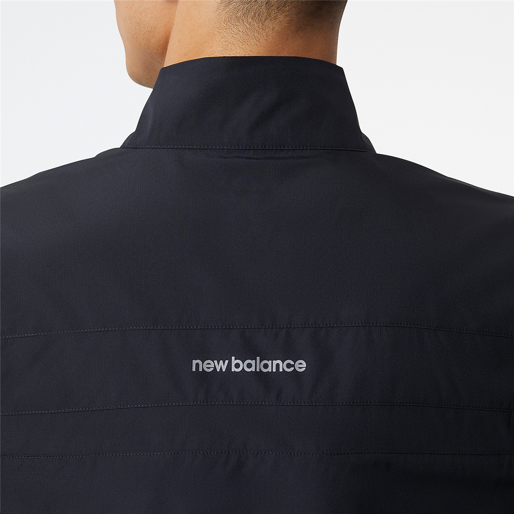 New Balance Accelerate Jacket in SCHWARZ