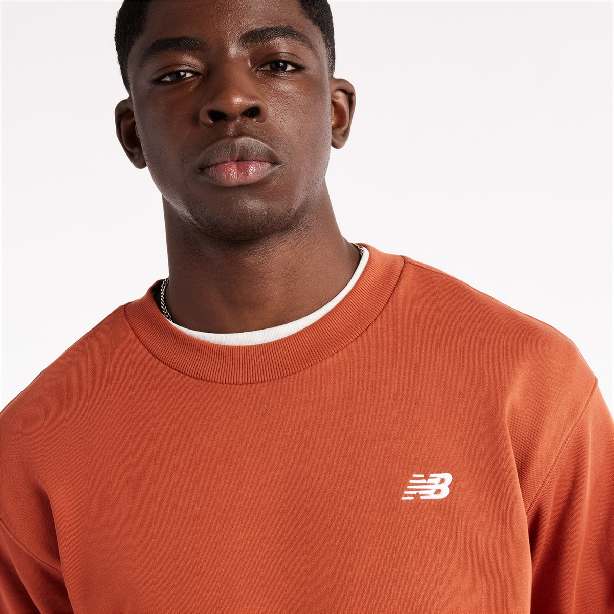 New Balance Sport Essentials Small Logo French Terry Crew in ROT