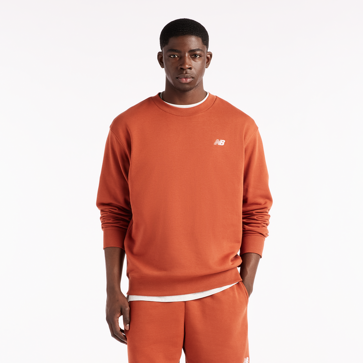 New Balance Sport Essentials Small Logo French Terry Crew in ROT