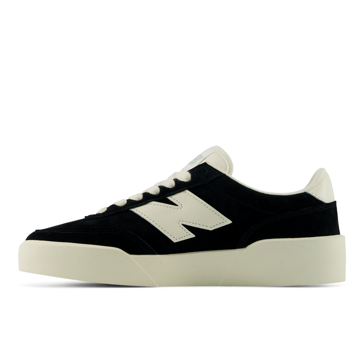 New Balance 750 Seasonal in SCHWARZ