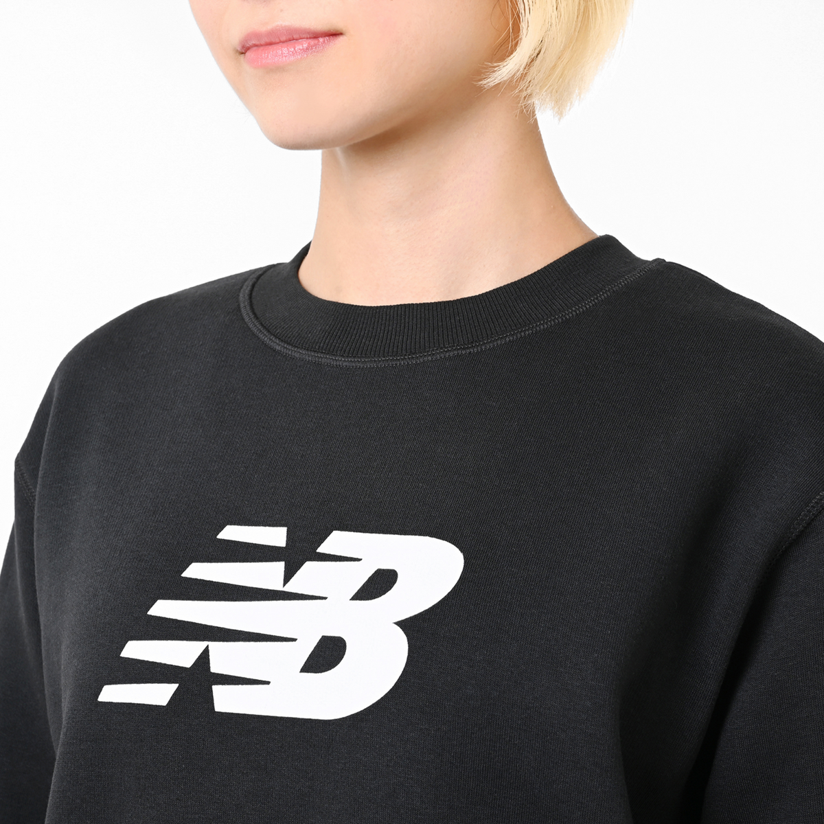 New Balance W Sport Fleece Logo Crew in SCHWARZ