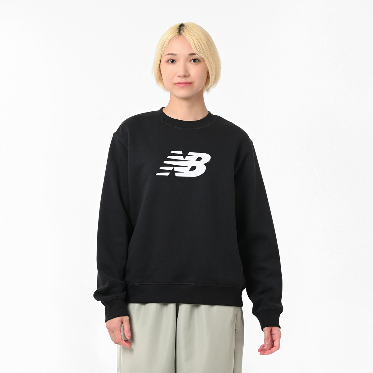 New Balance W Sport Fleece Logo Crew in SCHWARZ