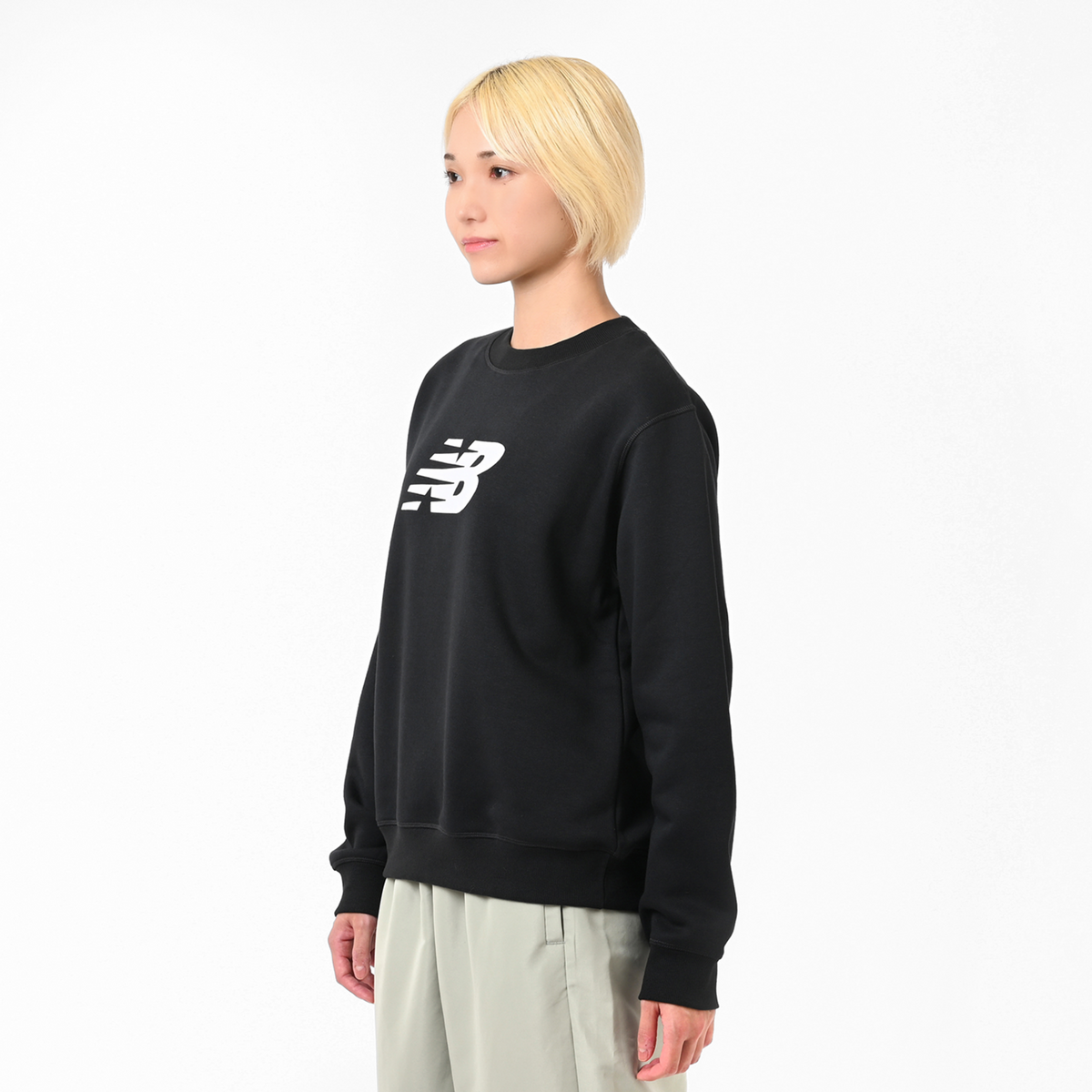 New Balance W Sport Fleece Logo Crew in SCHWARZ