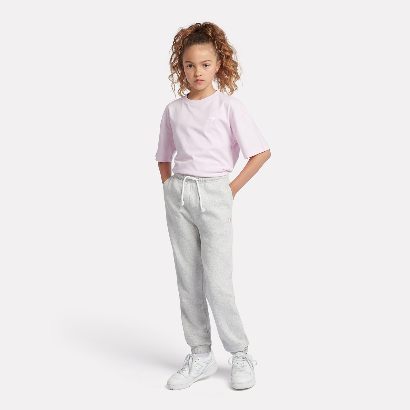 New Balance G New Balance French Terry Small Logo Jogger in GRAU